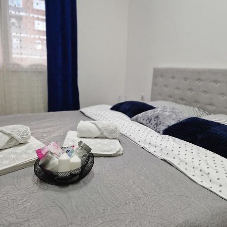 Apartman Astra Sremska Mitrovica Esterno foto