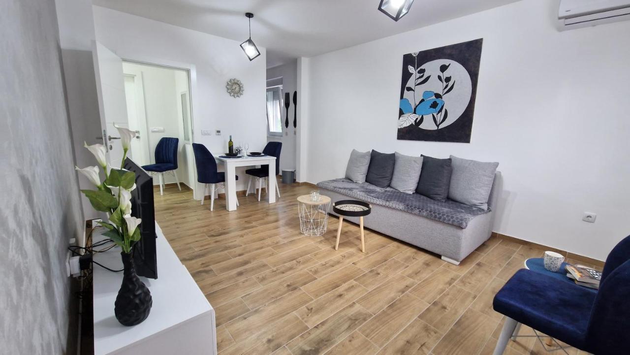 Apartman Astra Sremska Mitrovica Esterno foto