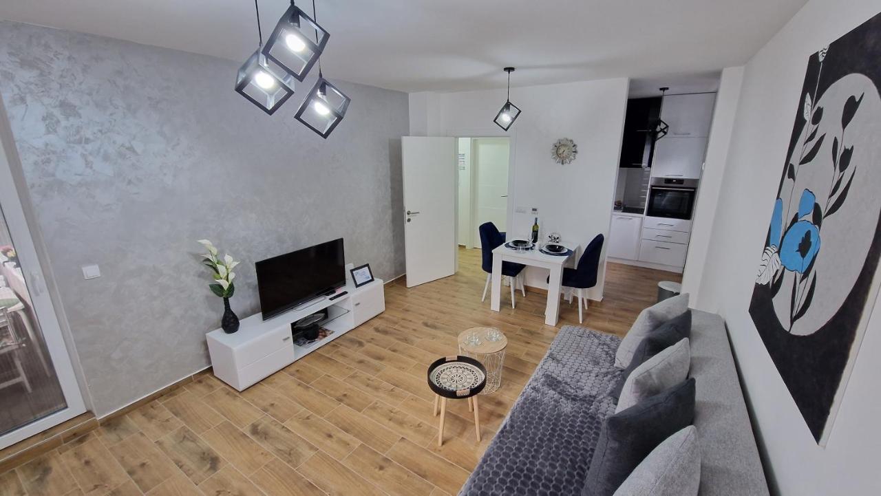 Apartman Astra Sremska Mitrovica Esterno foto