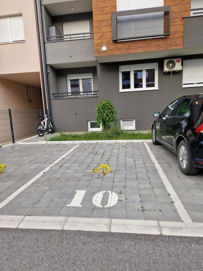 Apartman Astra Sremska Mitrovica Esterno foto
